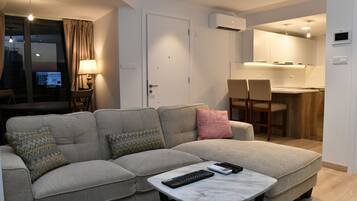 Appartement Supérieur | Coin séjour | Télévision à écran plat de 50 pouces avec chaßnes par cùble, télévision