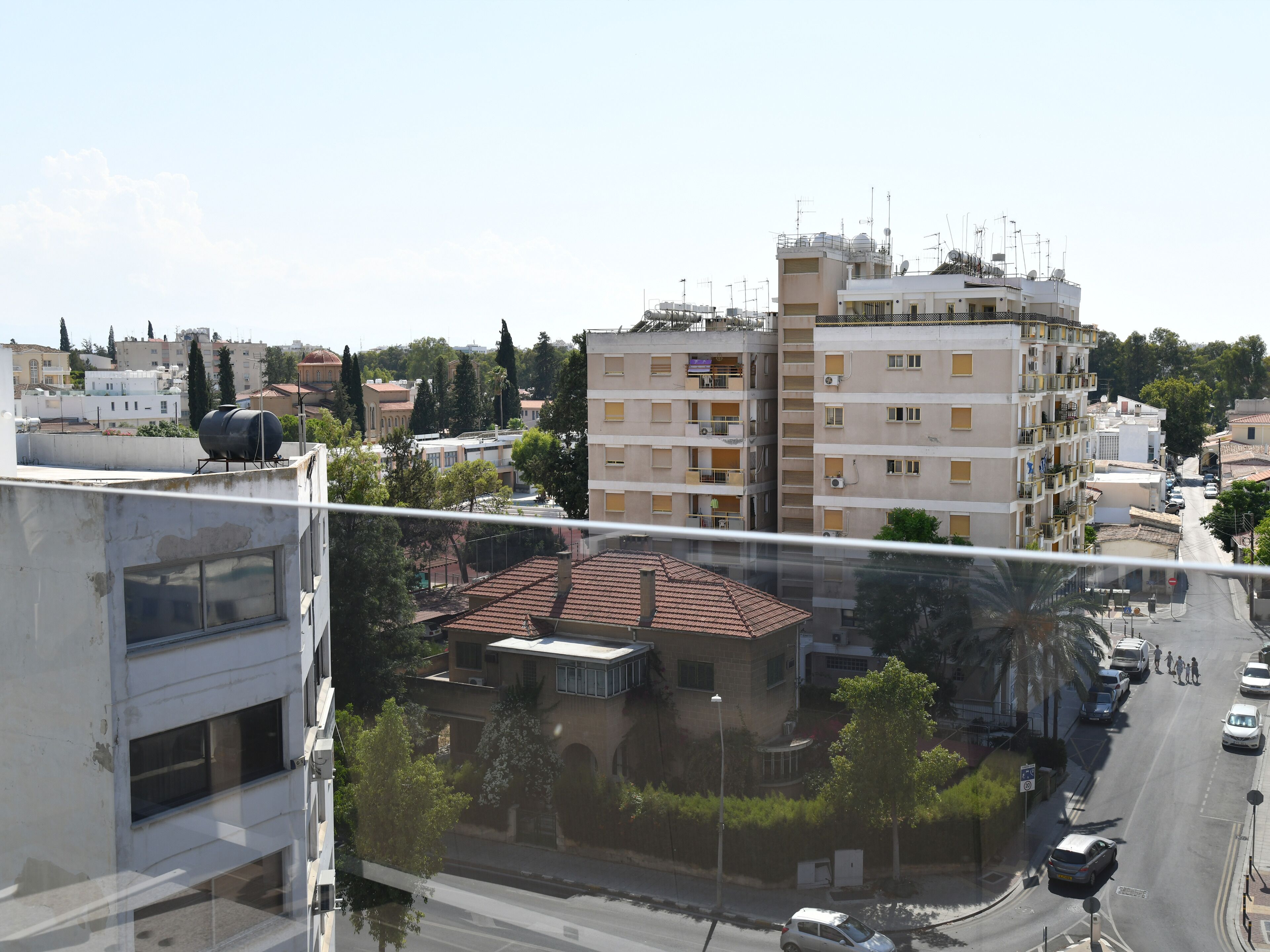 Un immeuble de grande hauteur doté de nombreux balcons et offrant une vue sur la rue en contrebas.