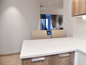 Refrigerador con freezer, horno, placa de cocina, lavavajillas