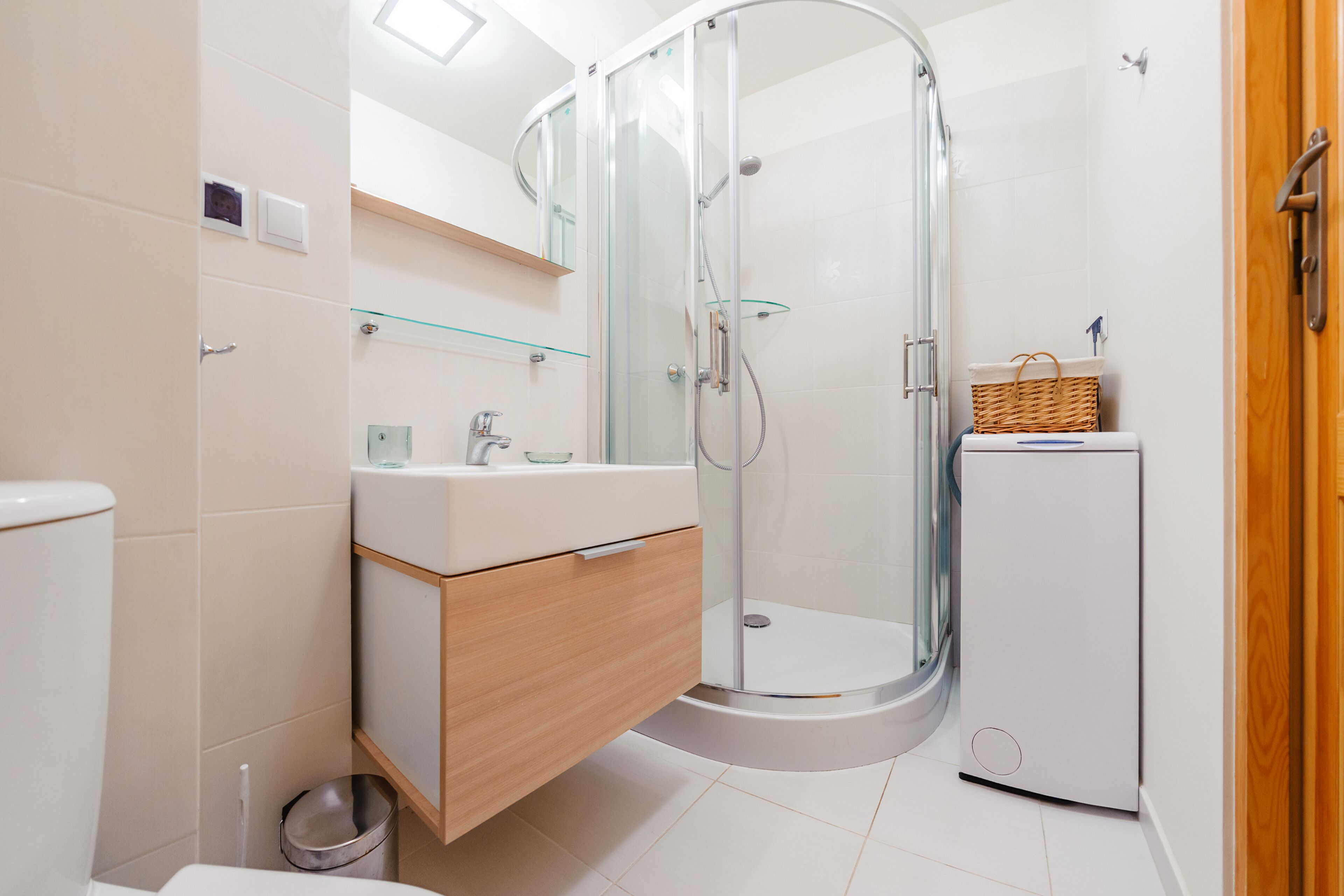 Apartamento (10, ul. Wojska Polskiego 79) | Banheiro | Chuveiro, secador de cabelo, toalhas de banho 