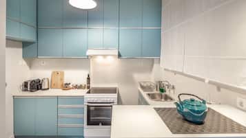 Refrigerador con freezer, horno, placa de cocina, cafetera expreso