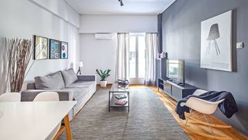Appartement, 2 chambres | Coin séjour | TV connectée de 43 pouces avec chaßnes par satellite, télévision