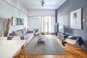 Appartement, 2 chambres | Aire de séjour | Téléviseur connecté de 43 po avec télévision par satellite, téléviseur