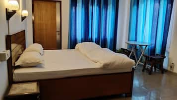 Desk, laptop workspace, iron/ironing board, free WiFi