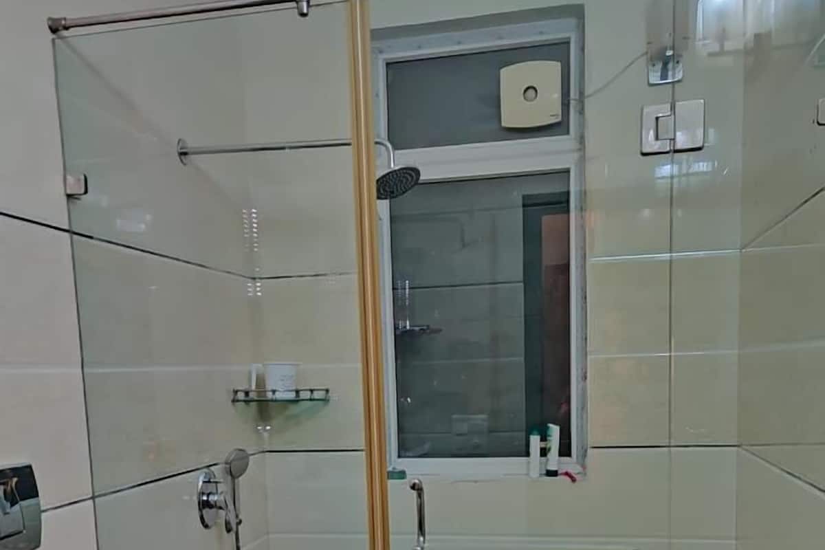 Dusche, kostenlose Toilettenartikel, HandtĂŒcher, Seife