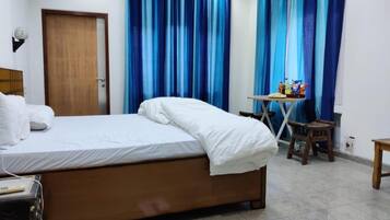 Desk, laptop workspace, iron/ironing board, free WiFi