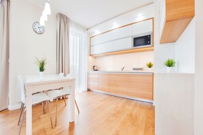 Apartment (32B) | Private kitchen | Fridge, microwave, stovetop, dishwasher - Sun & Snow Marina Kąty Rybackie (Sztutowo)