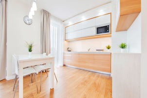 Refrigerador, microondas, placa de cocina, lavavajillas