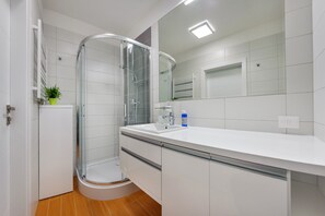Dusche, Haartrockner, Handtücher