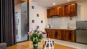 Studio Suite Deluxe | Bếp riêng | Tủ lạnh, bếp nấu, ấm điện, nồi cơm 