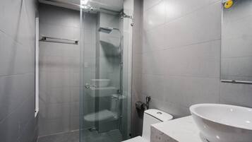 Shower, hydromassage showerhead, free toiletries, hair dryer