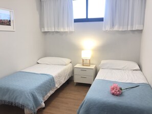 2 chambres, coffres-forts dans les chambres, décoration personnalisée