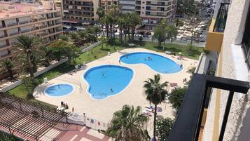 Una piscina al aire libre, tumbonas