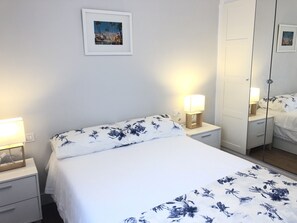 2 chambres, coffres-forts dans les chambres, décoration personnalisée