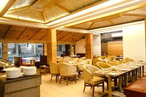 每日供应自助式早餐(每人 INR 350)