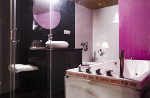Honeymoon Suite | Bathroom
