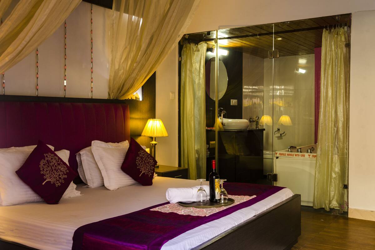 Honeymoon Suite | Desk, WiFi (free)