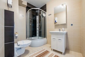 Apartamento (2) | Banheiro | Chuveiro, secador de cabelo, toalhas de banho