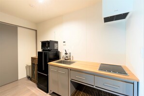 Standard | Private kitchen | Fridge, microwave, stovetop, electric kettle - Hakata Machiya Hotel - Kamigofuku - (Fukuoka)