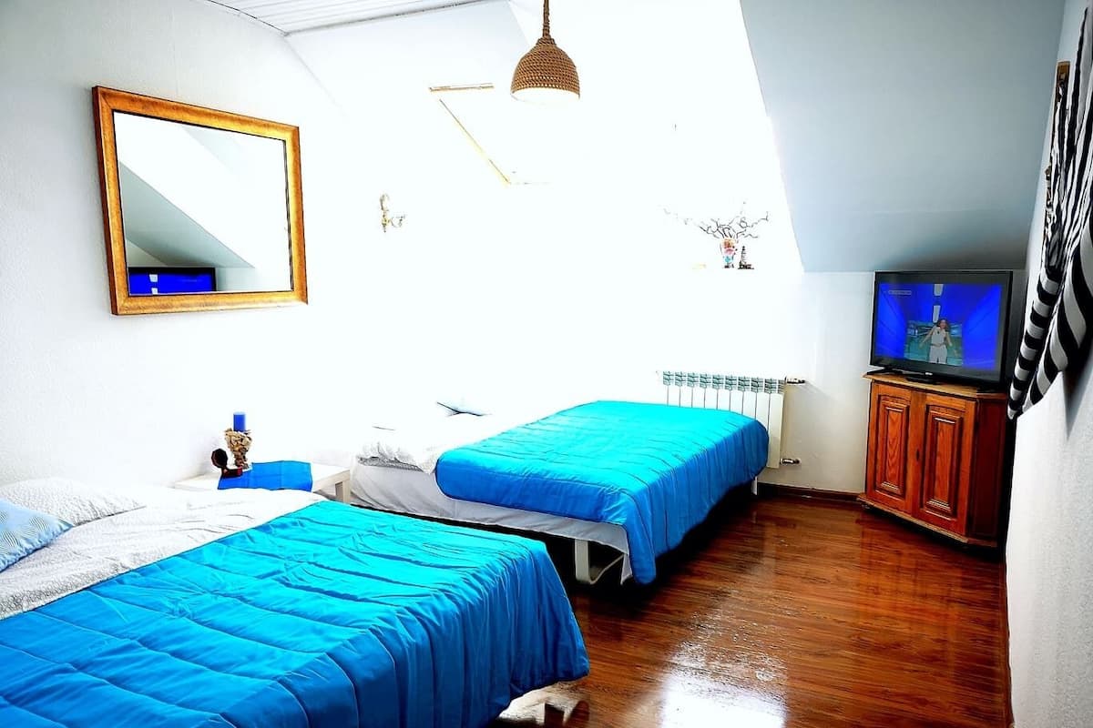 Meridian Apartment | Ferros/tábuas de passar roupa, Wi-Fi de cortesia, roupa de cama
