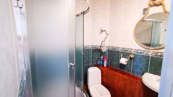 Meridian Apartment with Sauna | Bathroom | Shower, hair dryer, towels