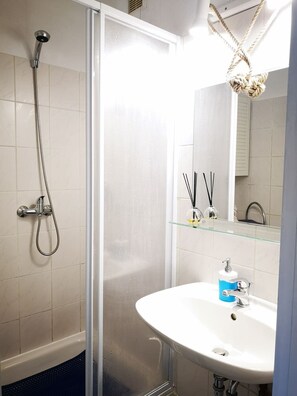 Meridian Apartment | Dusche im Bad