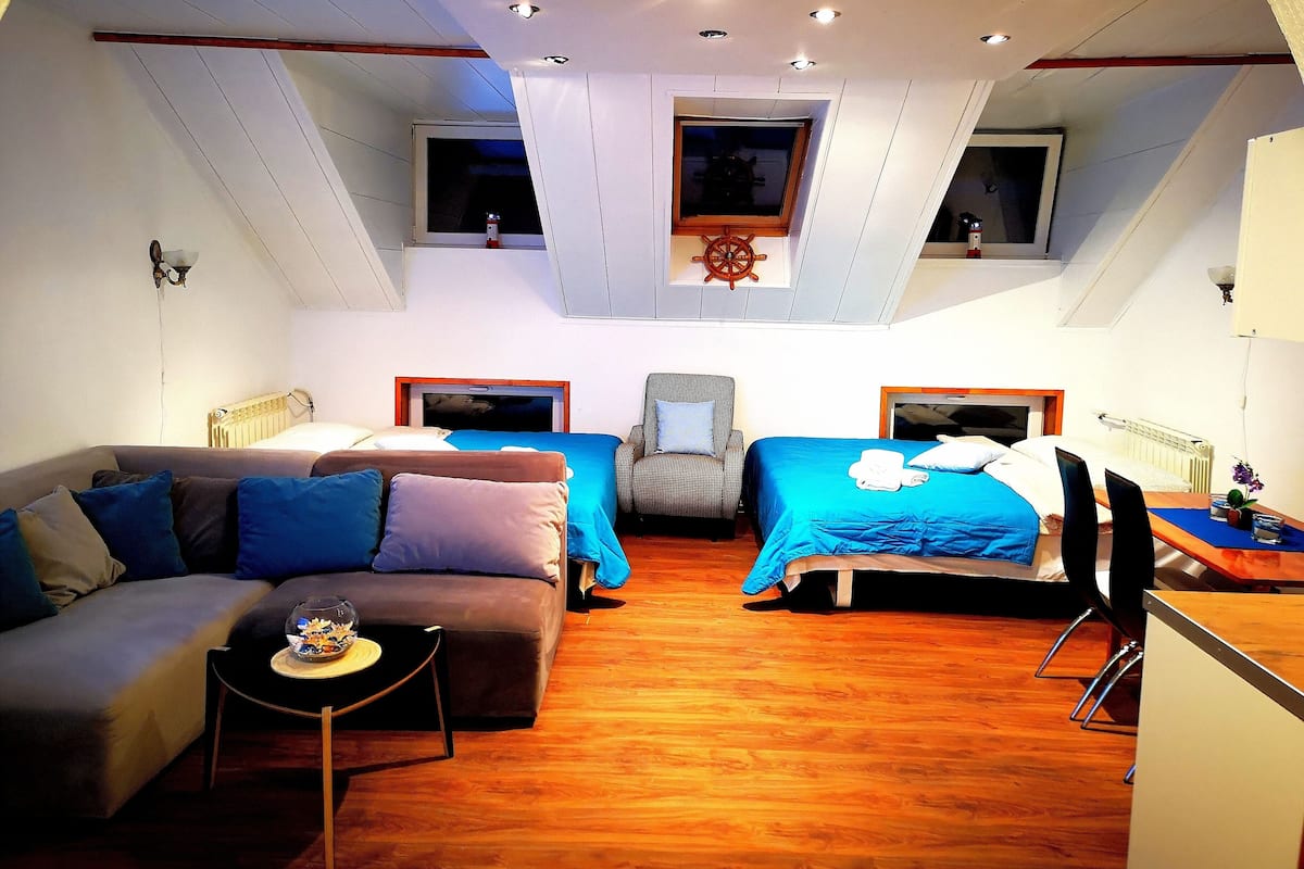 Meridian Apartment with Sauna | Ferros/tábuas de passar roupa, Wi-Fi de cortesia, roupa de cama