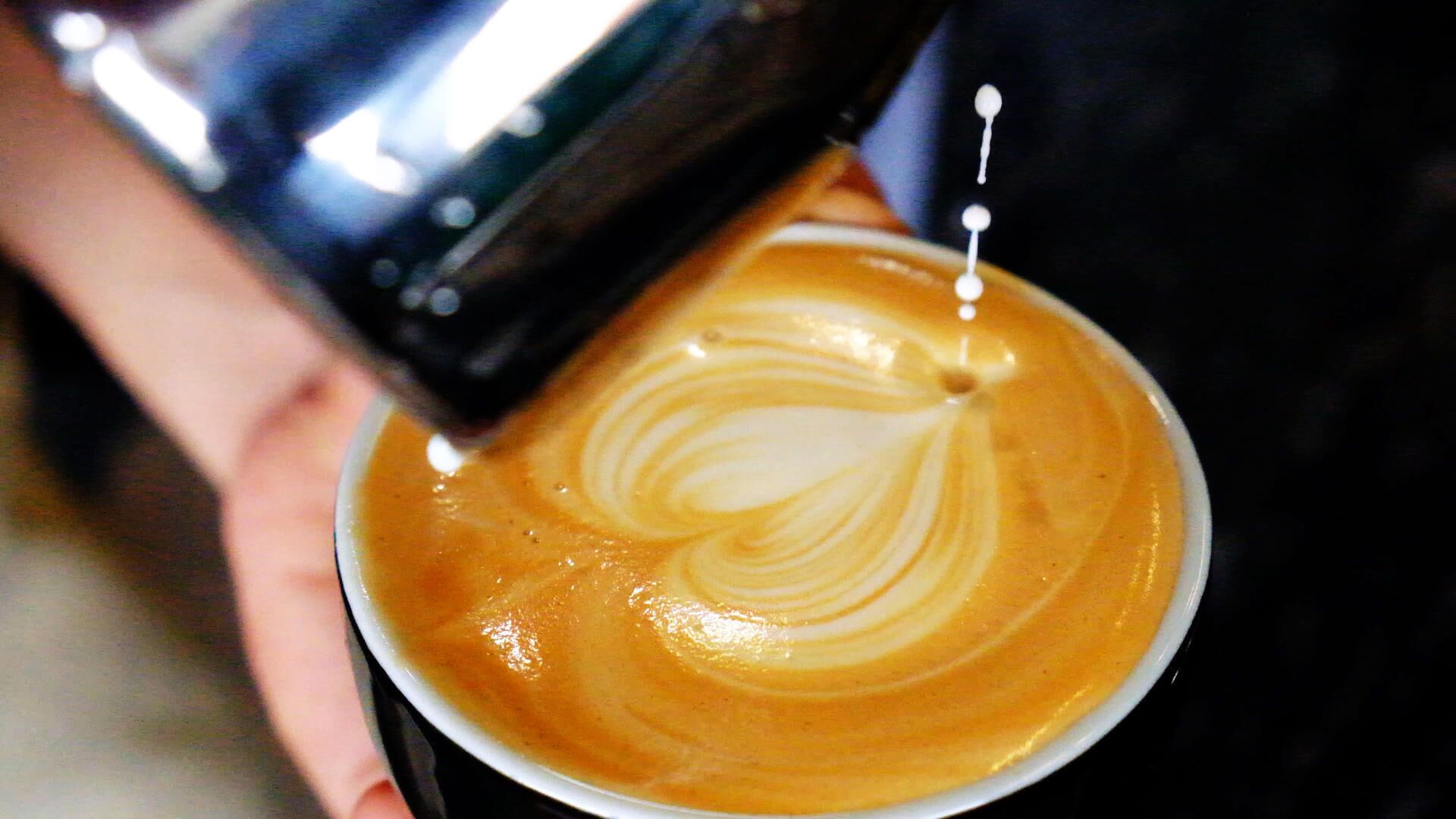 Una taza de café con un diseño de latte.