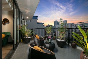 Suite familiar, 2 habitaciones, bañera, vistas a la ciudad | Terraza o patio