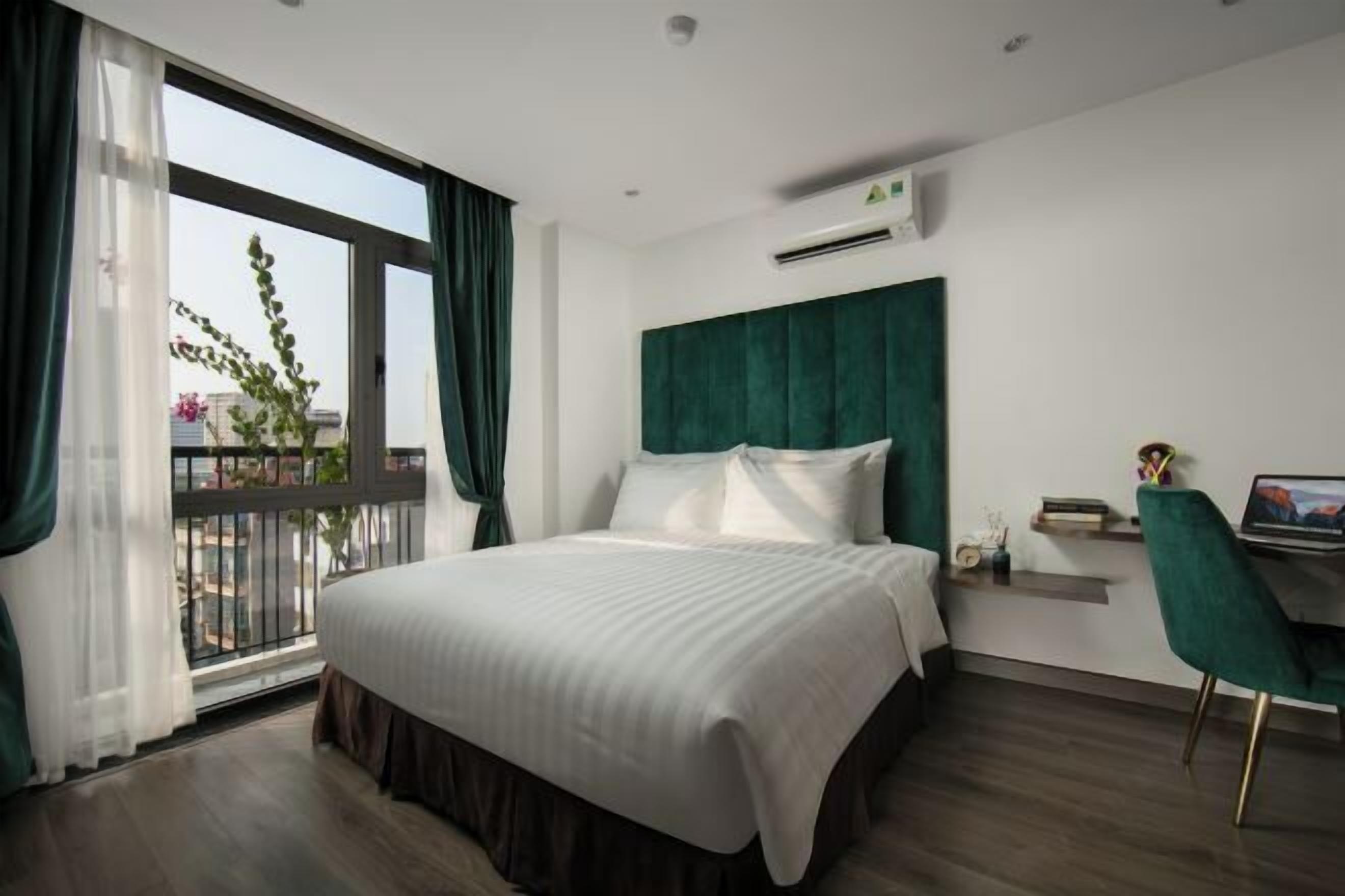 Minibar, caja de seguridad en la habitación y decoración personalizada 