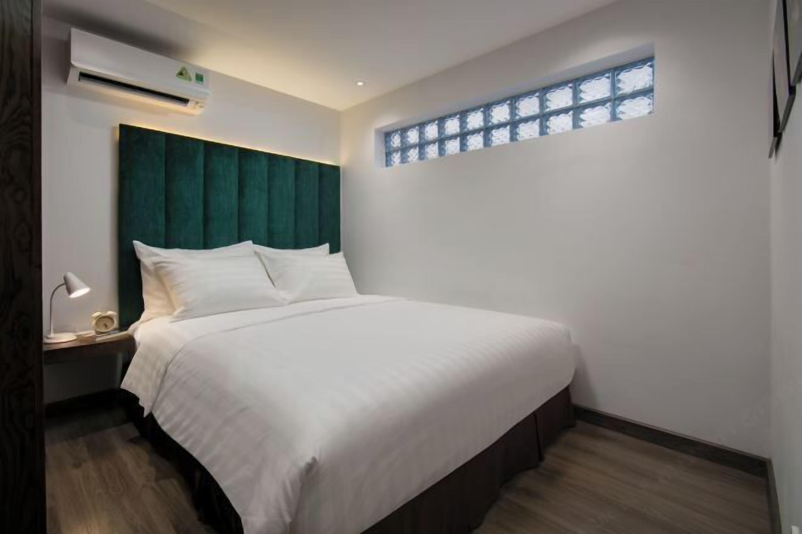 Minibar, caja de seguridad en la habitación y decoración personalizada 