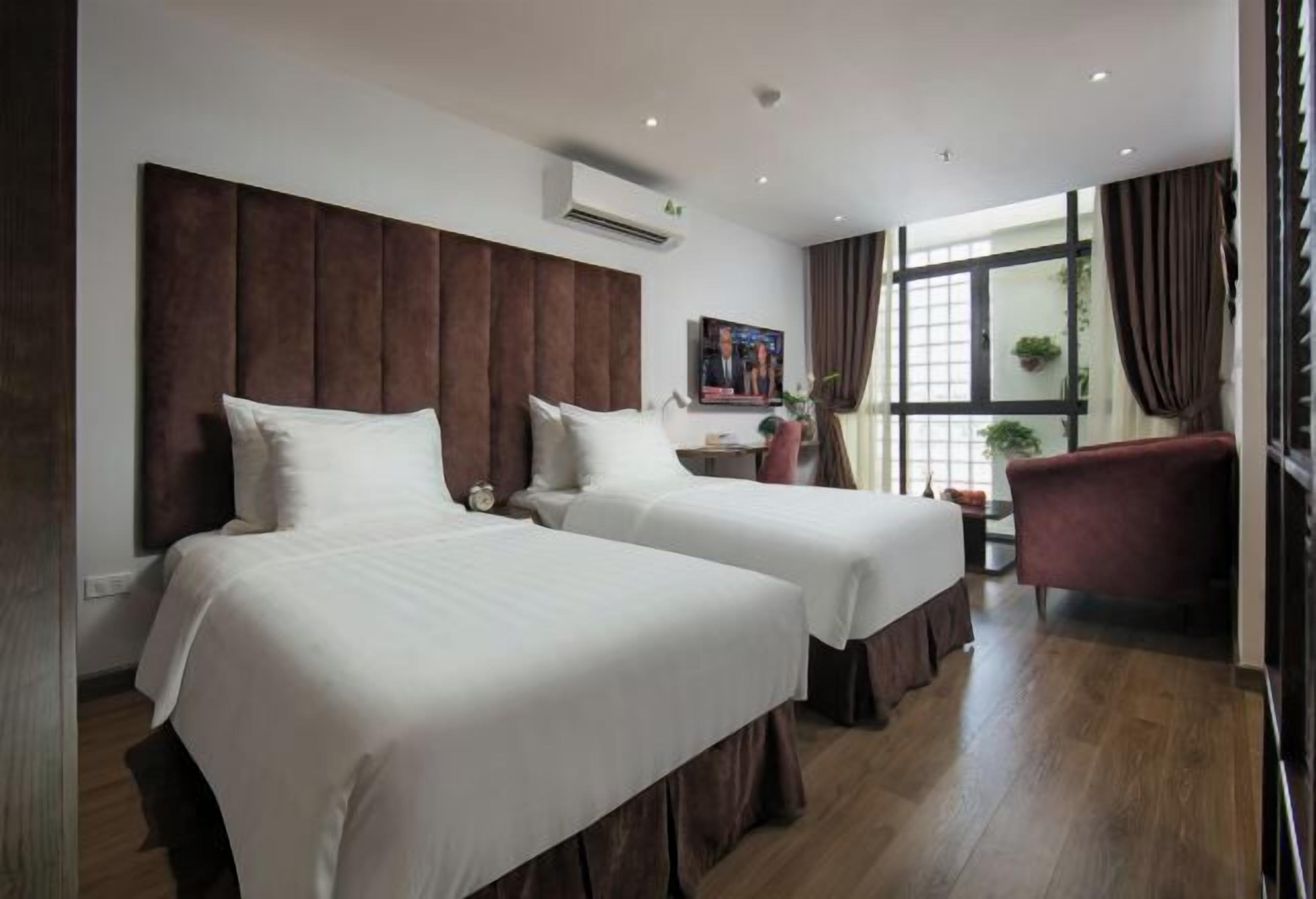 Minibar, caja de seguridad en la habitación y decoración personalizada 