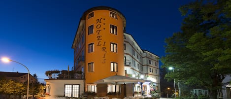 Fassade der Unterkunft – Abend/Nacht