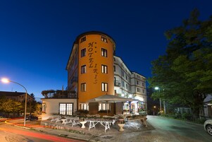 Facciata della struttura - sera/notte