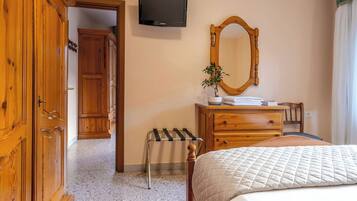 Camera familiare | Biancheria da letto di alta qualità, una scrivania, lenzuola