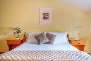 Dobbelt- eller tomannsrom | Sengetøy av topp kvalitet, skrivebord og sengetøy