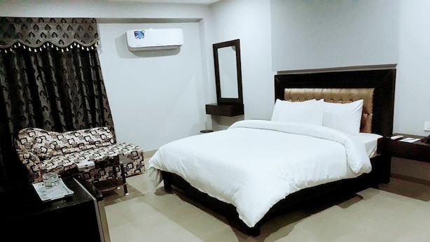 Deluxe Single Room | Desk, laptop workspace, soundproofing, WiFi (free) - CROWN INN HOTEL (Multan)