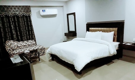 Deluxe Single Room | Desk, laptop workspace, soundproofing, free WiFi. CROWN INN HOTEL