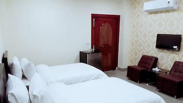 Chambre Triple Deluxe | Bureau, espace de travail pour ordinateur portable