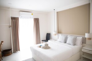 4 bedrooms, in-room safe, iron/ironing board, free WiFi