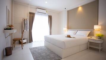 4 bedrooms, in-room safe, iron/ironing board, free WiFi