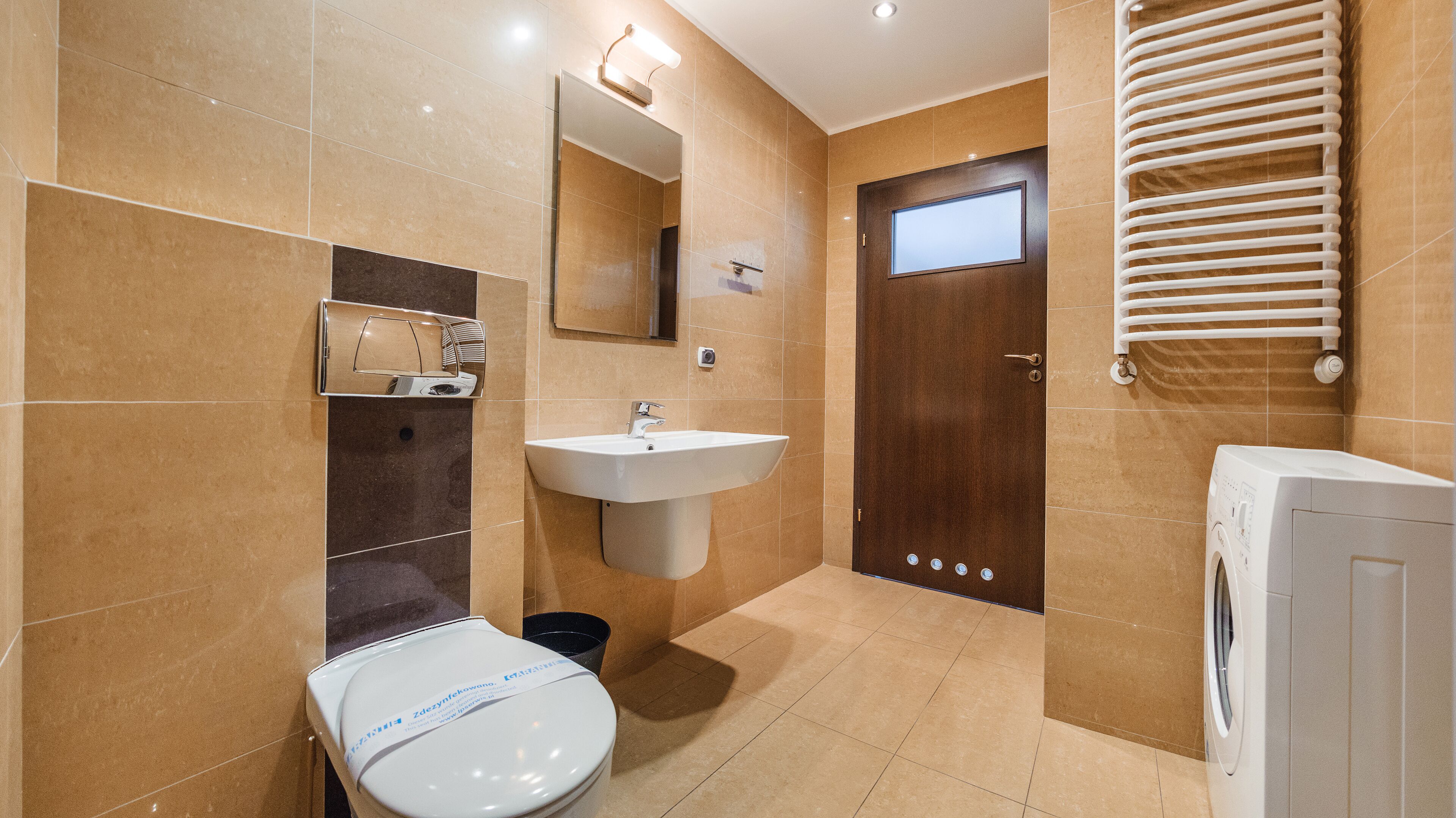 Appartement (78) | Badkamer | Een douche, handdoeken