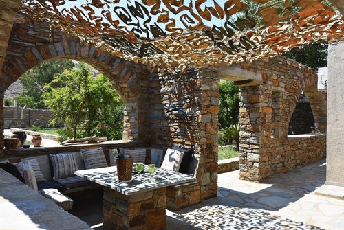 The Garden House only a 2 minute walk from the marina of Vourkari