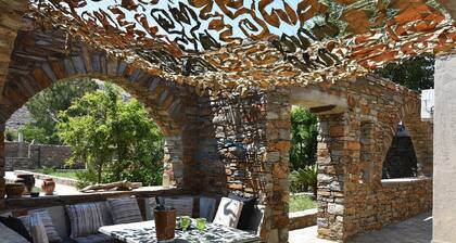 The Garden House only a 2 minute walk from the marina of Vourkari