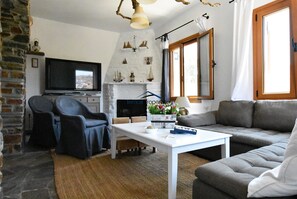 Smart TV, chimenea y estéreo