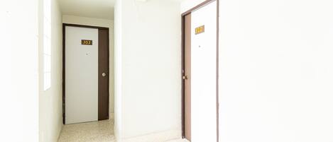 Un pasillo con dos puertas, una con la etiqueta '301' y la otra '302'.