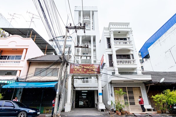 A multi-story building with a sign reading "BOONCHAI MANSION". - Boonchai Mansion (Hat Yai)