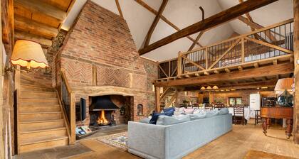 Barn conversion, 10 mins from Henley-on-Thames. Tennis court & indoor pool.
