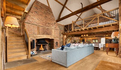 Barn conversion, 10 mins from Henley-on-Thames. Tennis court & indoor pool.