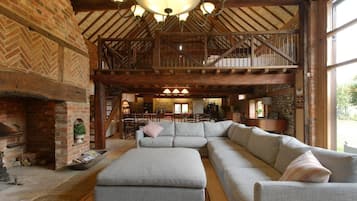 Smart-TV, Kamin, Musikbibliothek